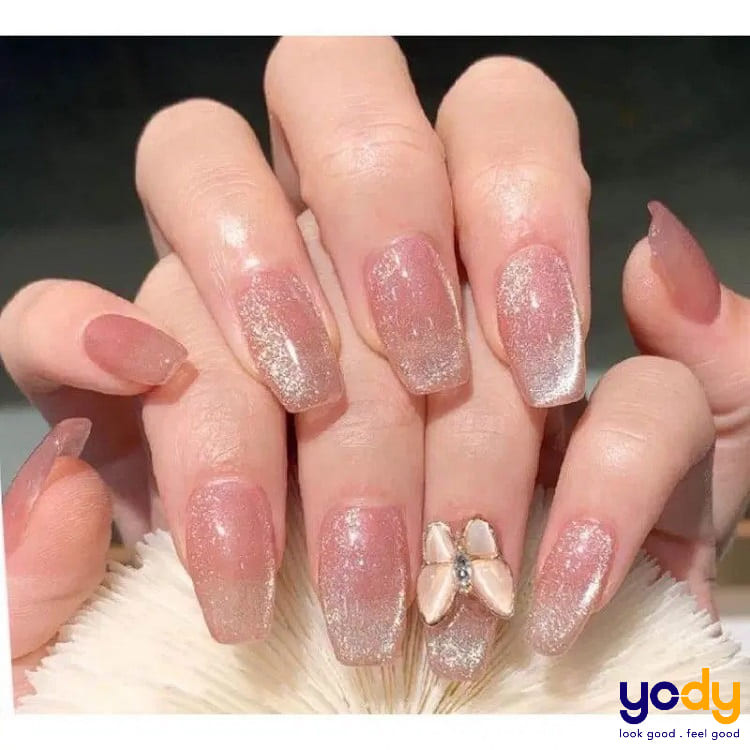 Móng tay màu hồng đất kết hợp với kim tuyến lấp lánh