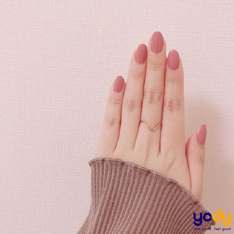 Móng tay màu hồng đất mang lại vẻ đẹp trẻ trung và tươi mới