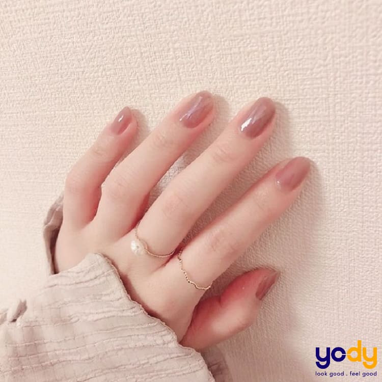 Móng tay màu hồng đất mix nhũ ánh kim sang trọng