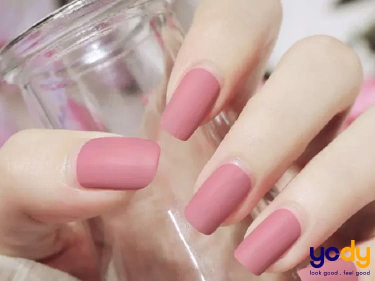 Móng tay màu hồng đất nhám tinh tế và cá tính