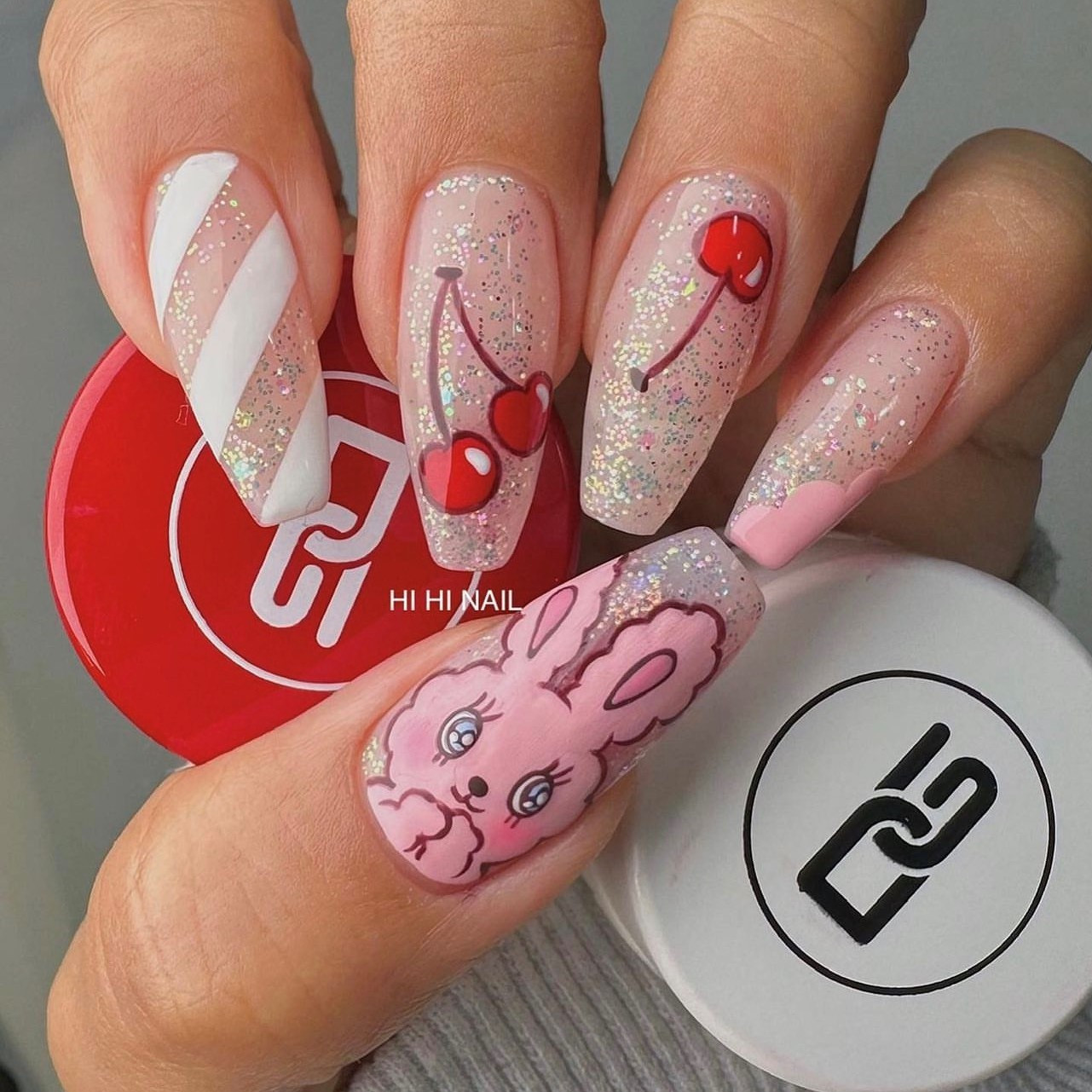 Móng tay màu hồng pastel với họa tiết tai thỏ và chấm bi
