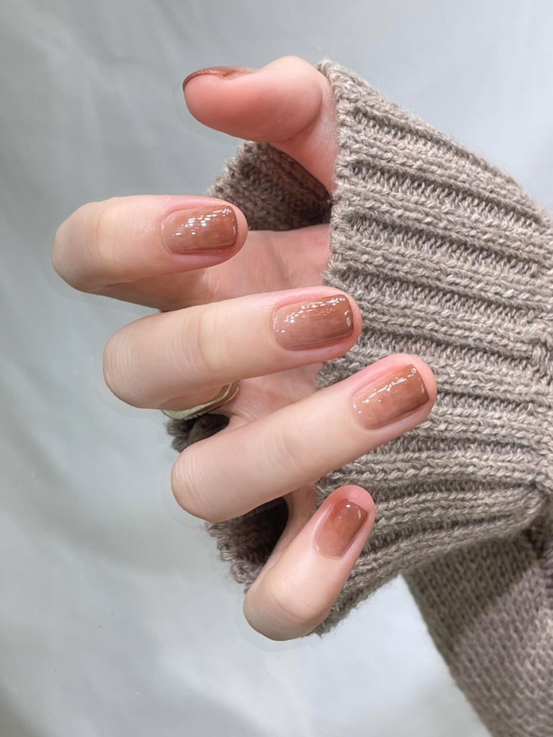 móng tay màu nâu thạch ombre độc đáo