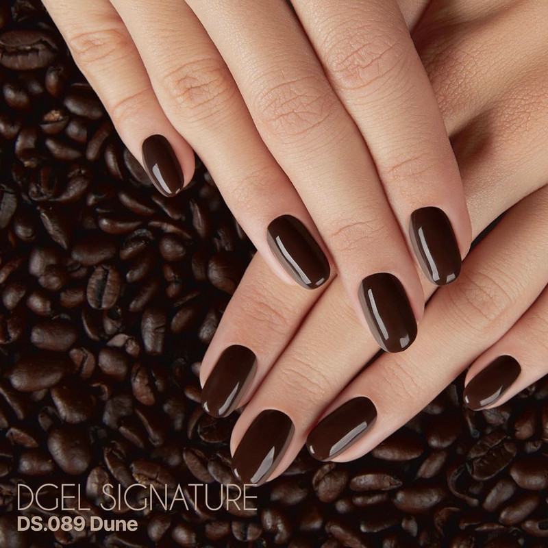 Móng tay màu nâu vàng cà phê sữa thanh lịch