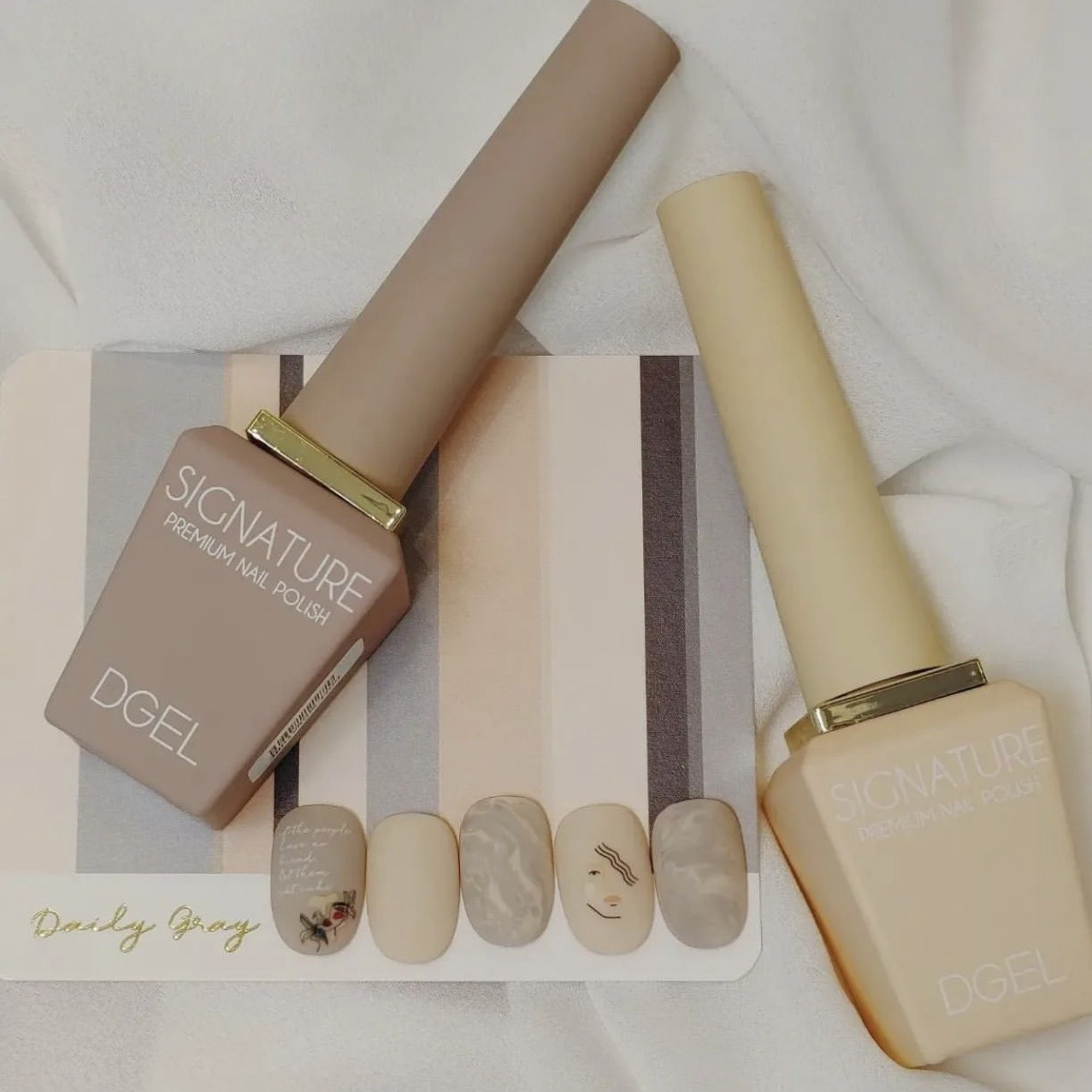 Móng tay màu nâu vàng pastel nhẹ nhàng, thanh thoát