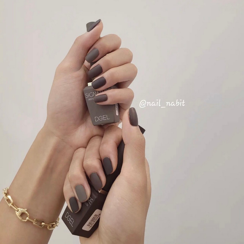 Móng tay màu nâu vàng socola đậm cá tính