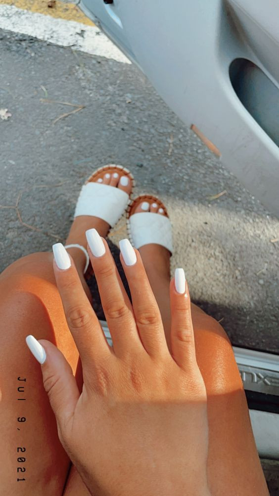 Móng tay màu nude hồng đất trên làn da ngăm