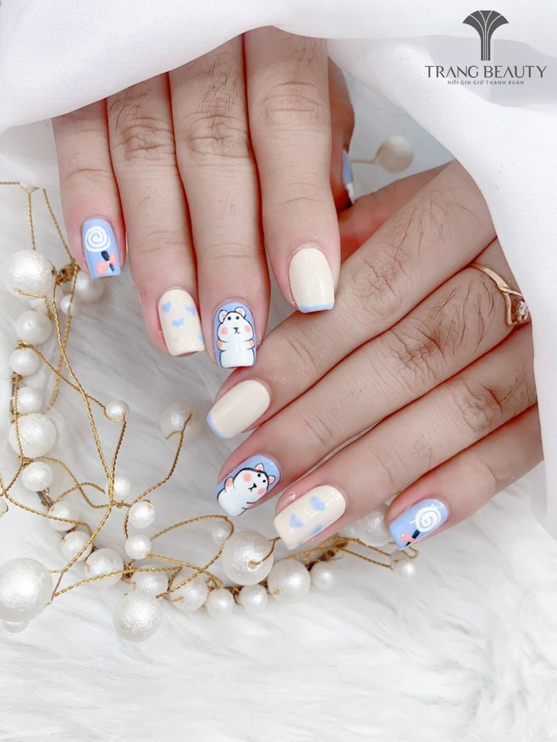 Móng tay màu sữa gạo ngắn tô điểm bằng những hình vẽ nhỏ xinh