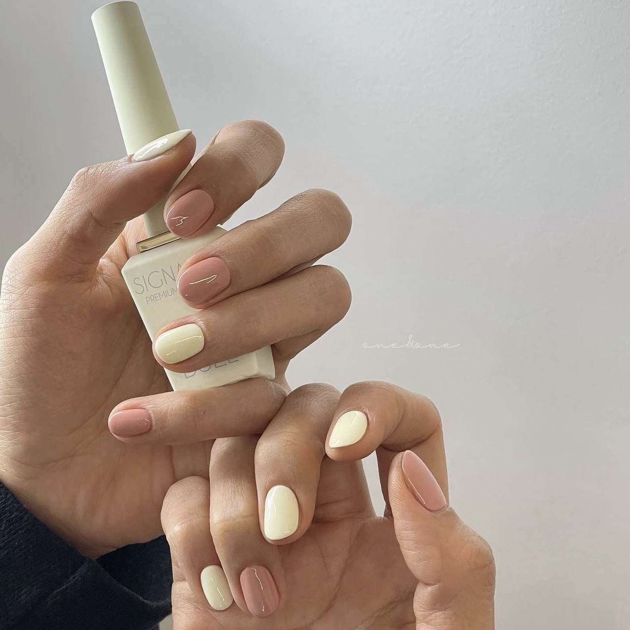 Móng tay màu trắng đơn giản