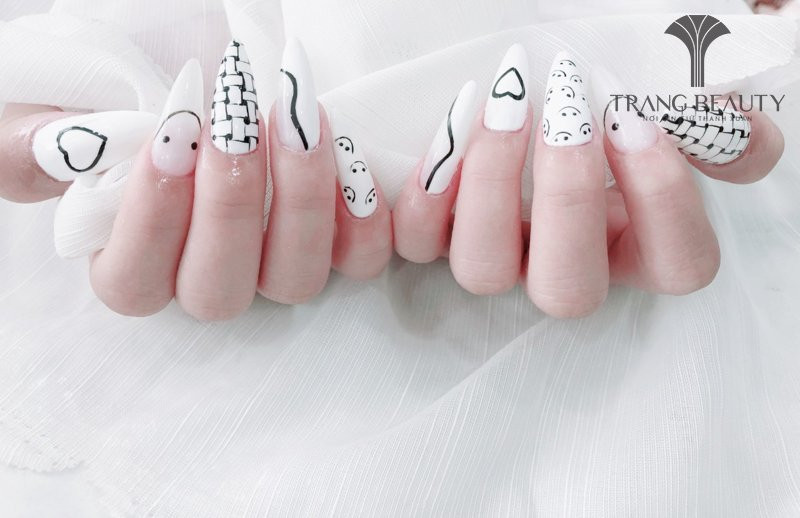 Móng tay màu trắng gạo dáng nhọn, là lớp nền hoàn hảo cho các hình vẽ và thiết kế độc đáo