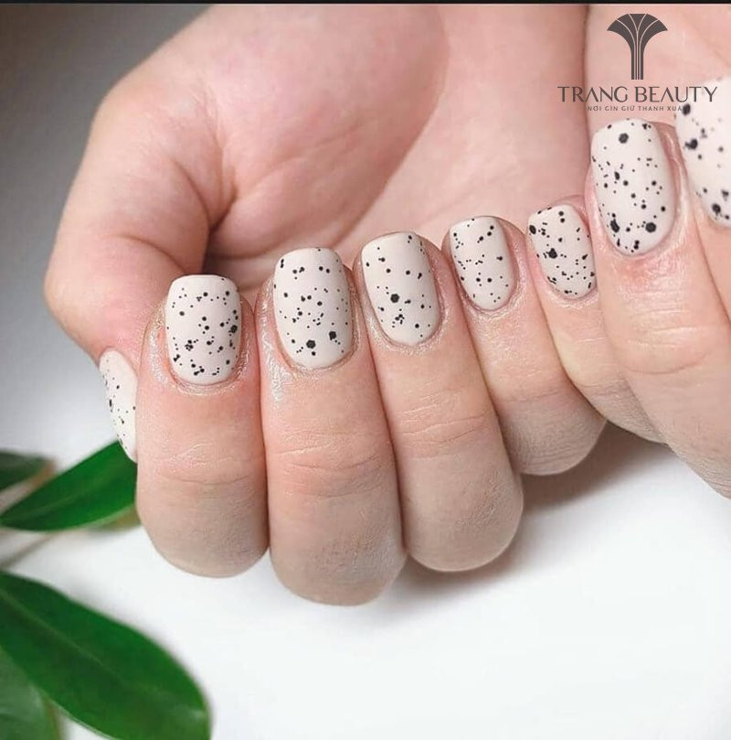 Móng tay màu trắng gạo với họa tiết vân đá tự nhiên giống granite trắng, mang vẻ đẹp phóng khoáng