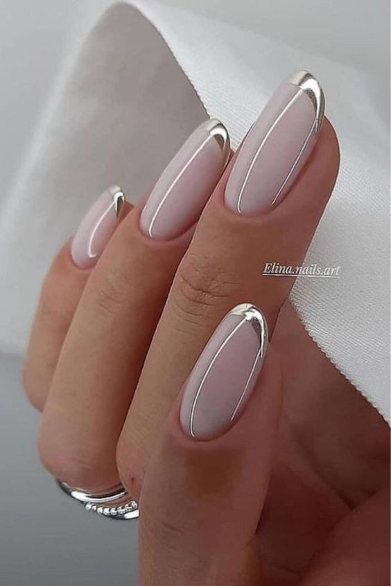 Móng tay màu trắng sữa trên làn da ngăm khỏe khoắn