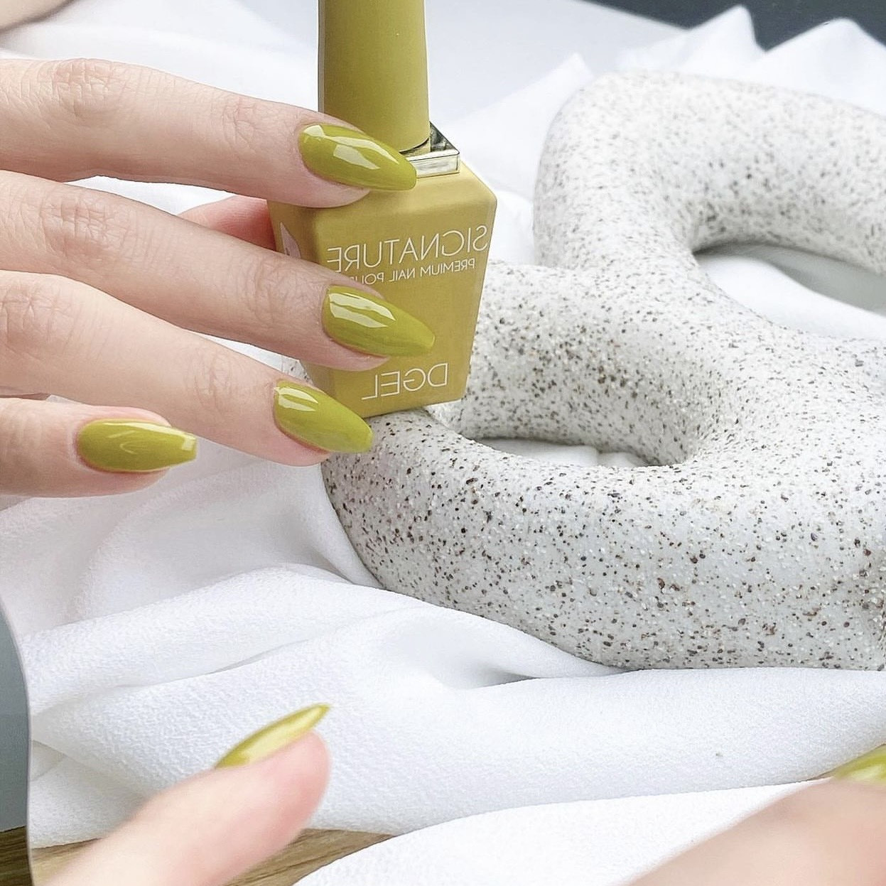 Móng tay màu xanh bơ pastel với chấm bi trắng