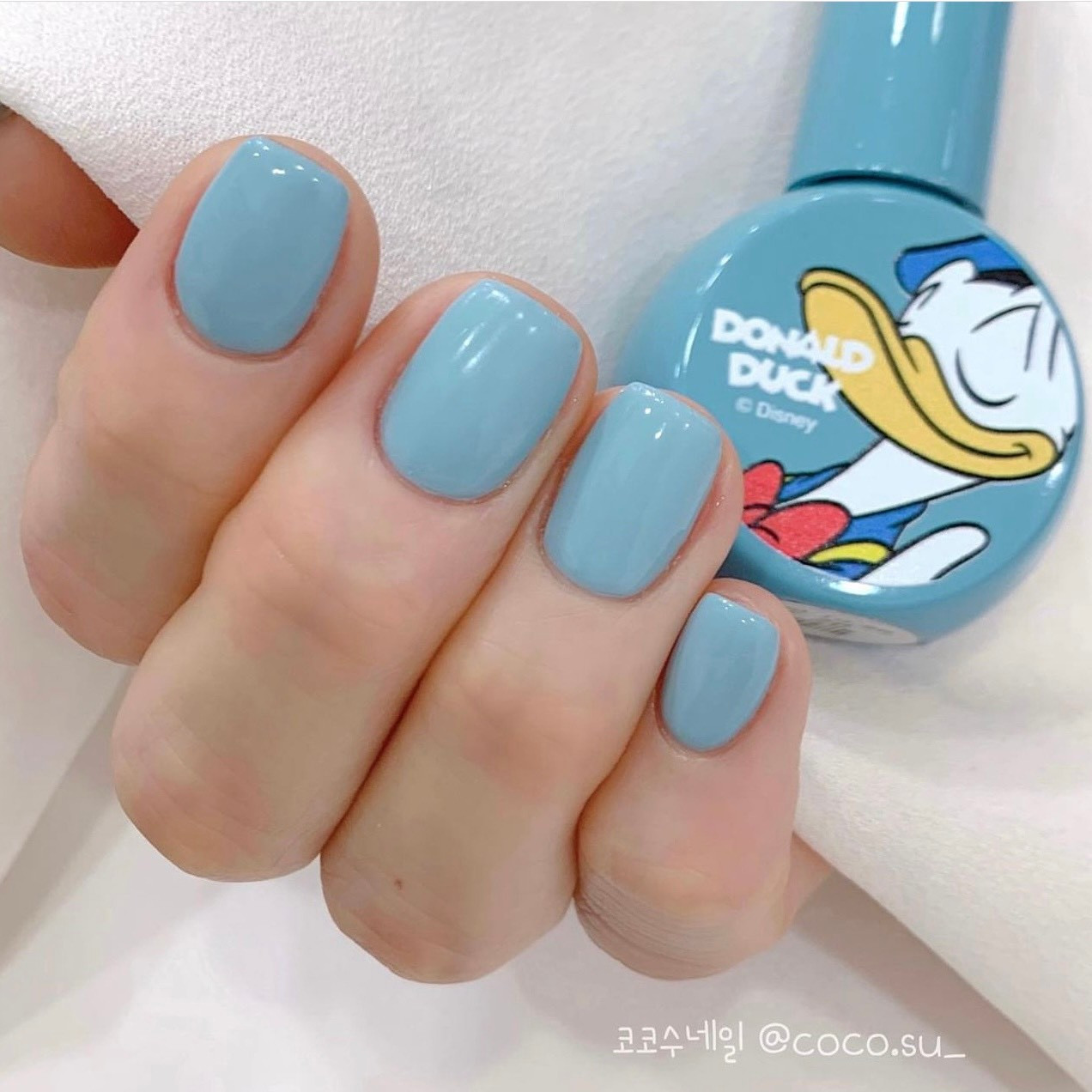 Móng tay màu xanh pastel với họa tiết trắng nhẹ nhàng