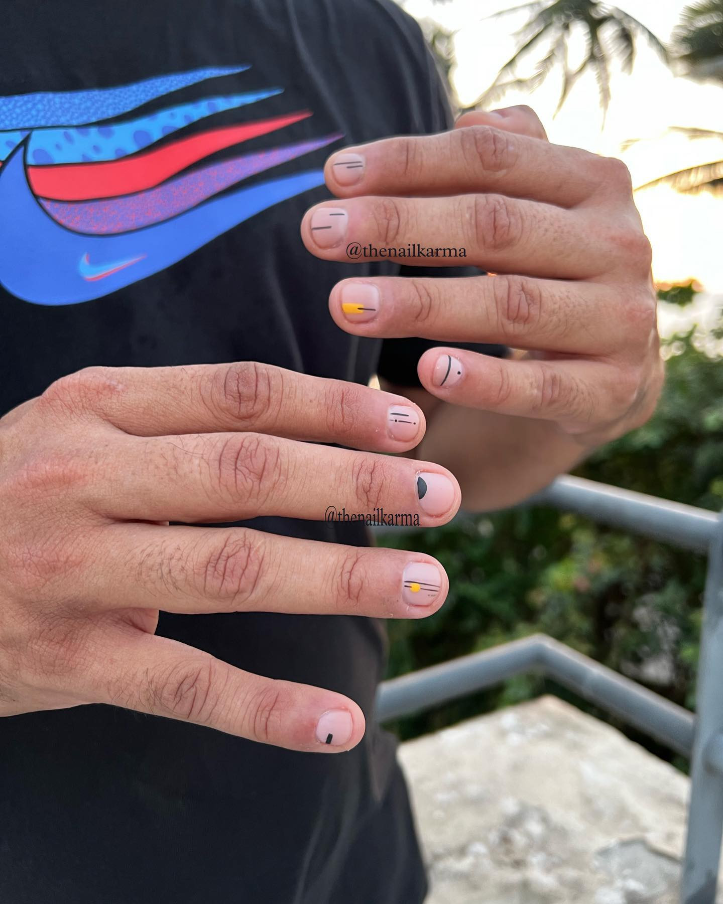 Móng tay nam tối giản với đường kẻ và hình học màu đen