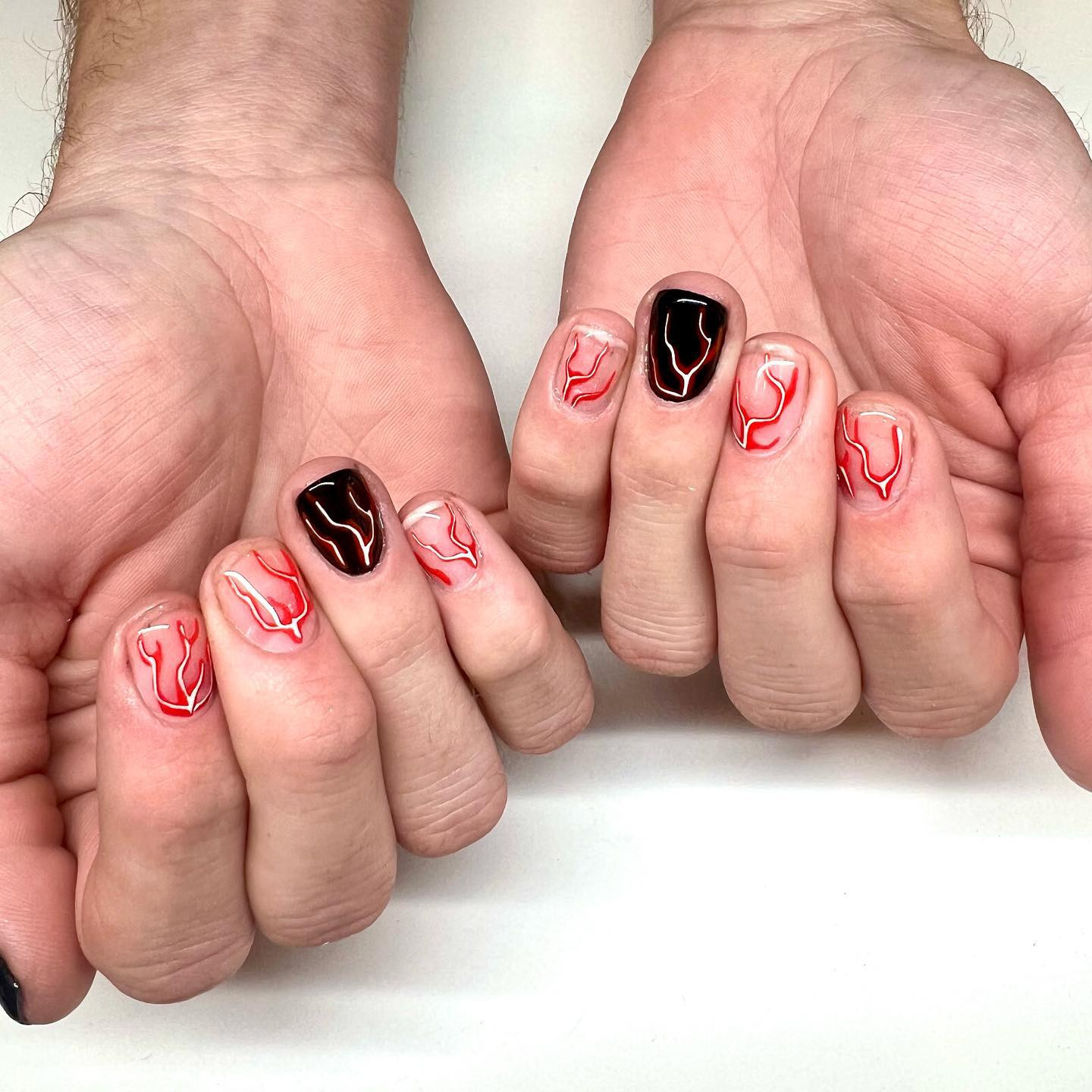 Móng tay nam với họa tiết tia chớp màu đen và viền bạc