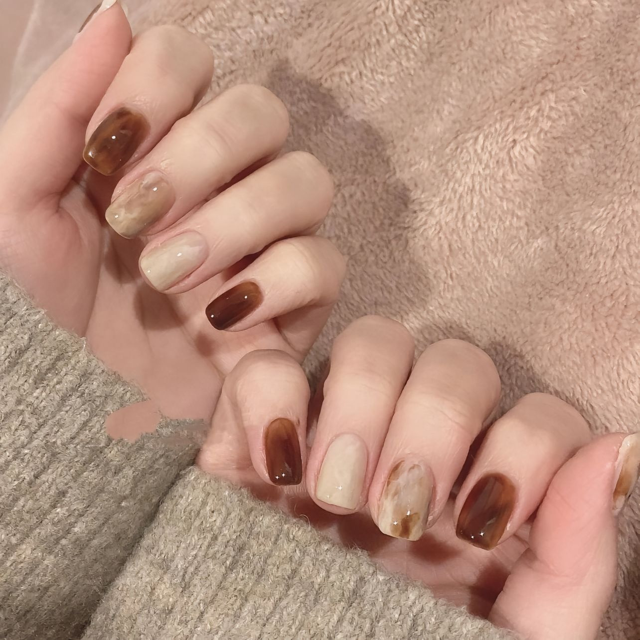 Móng Tay Nâu Thạch: Khám Phá Phong Cách Quyến Rũ Tinh Tế Móng tay nâu thạch vân đá kết hợp sắc nâu caramel tinh tế