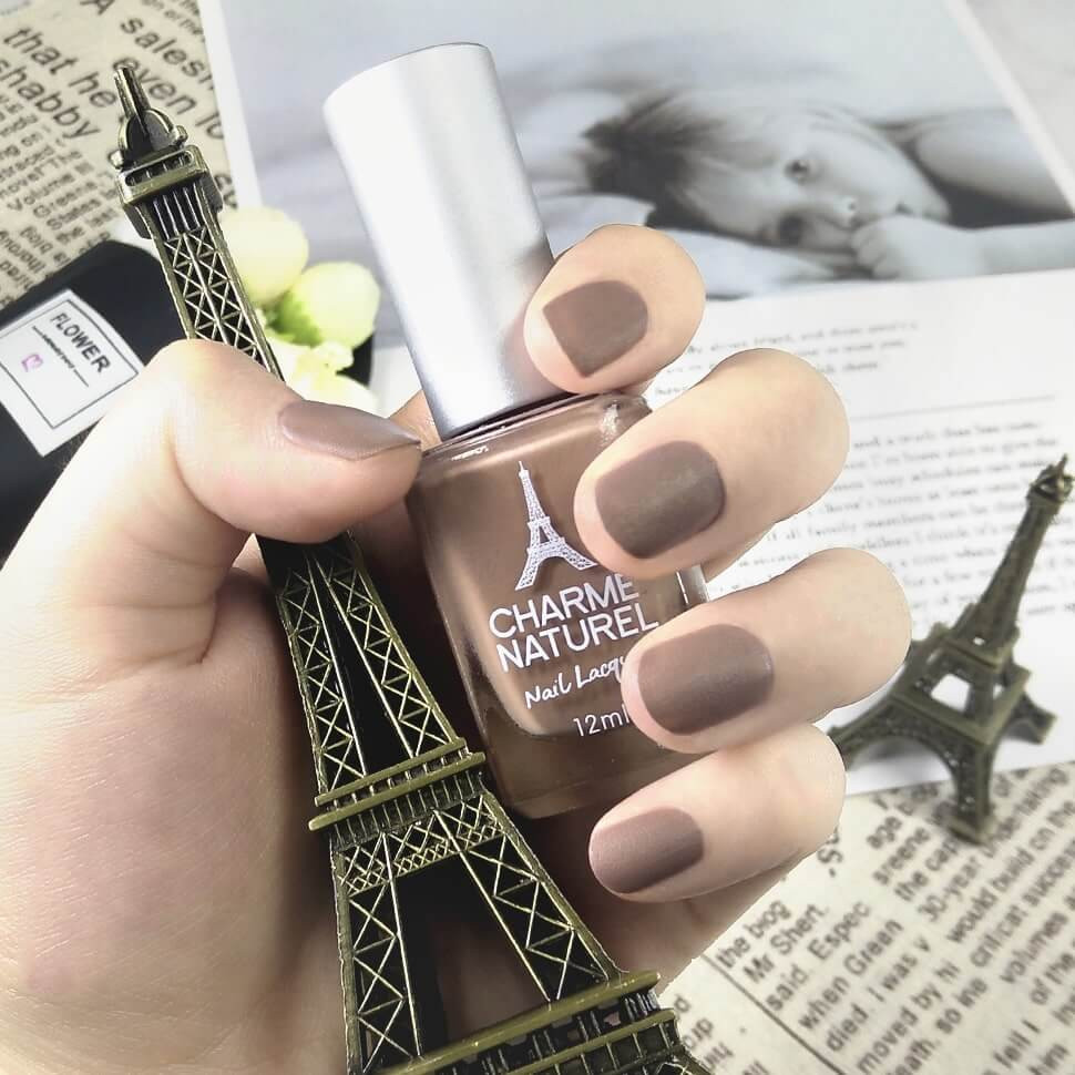 Móng tay ngắn màu nâu nhạt phù hợp với làn da ngăm đen