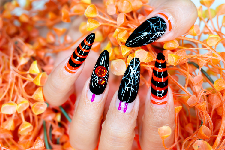 Móng tay nhọn (stiletto) dài và cá tính, một trong các kiểu móng tay ấn tượng