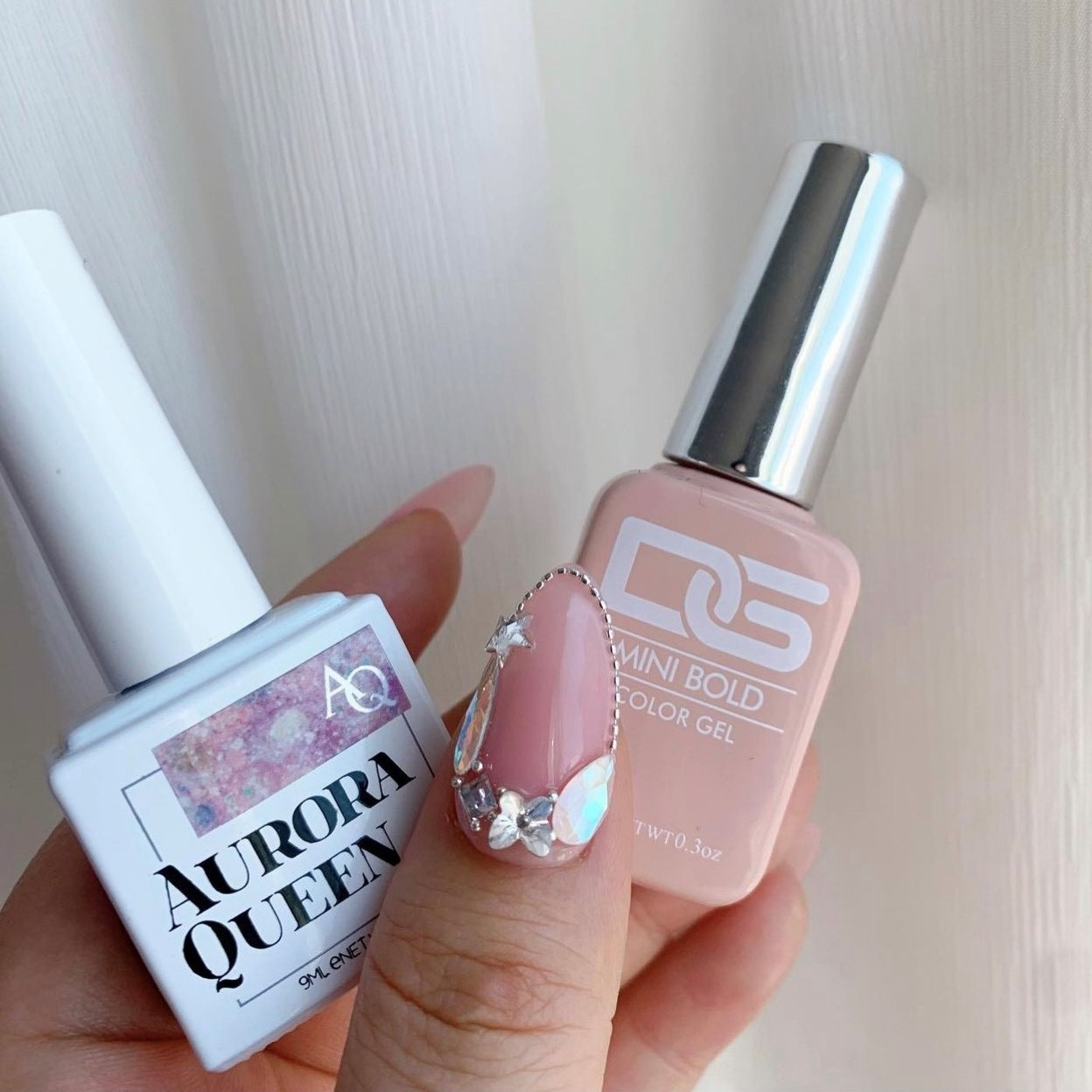 Móng tay nude đính đá lấp lánh