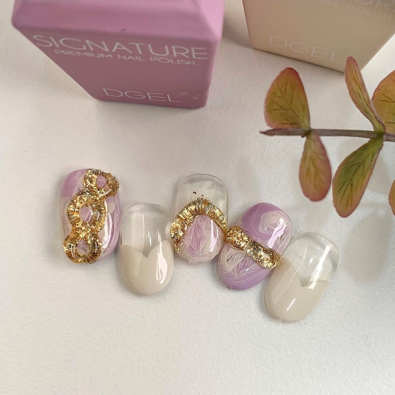 Móng tay nude kết hợp vàng gold