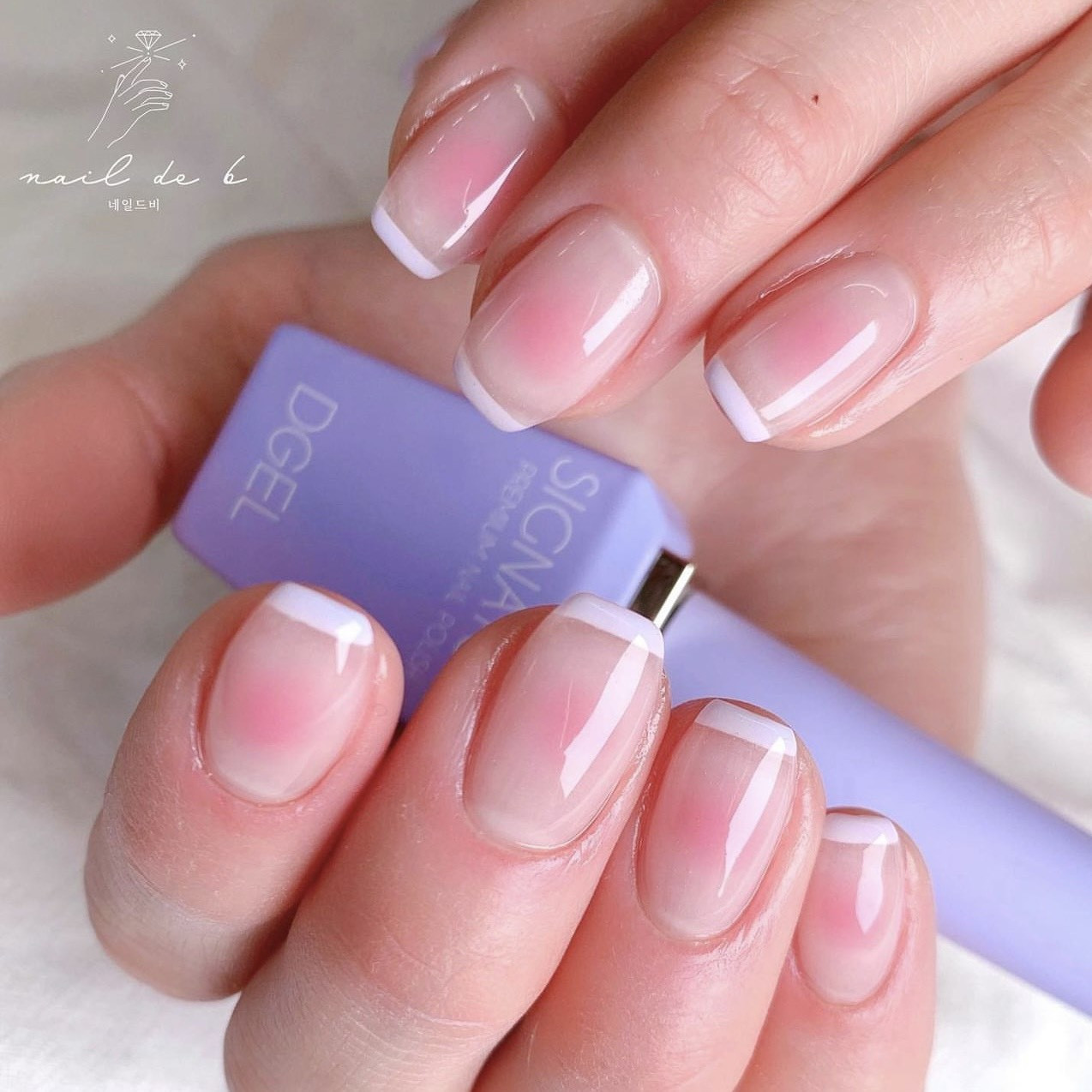 Móng tay pastel kiểu Pháp với đường viền xanh mint tươi mát