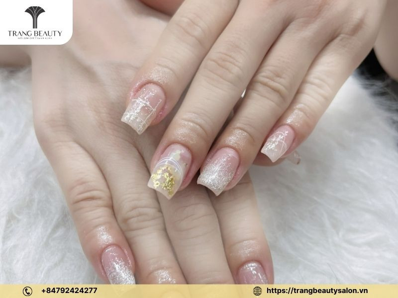 Móng tay sơn gel đơn giản với họa tiết chấm bi nhỏ xinh