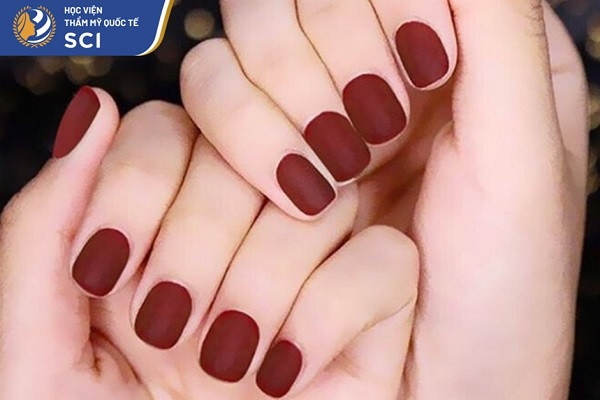 Móng tay sơn nhám màu đỏ đô quyến rũ, thể hiện sự nữ tính và mạnh mẽ