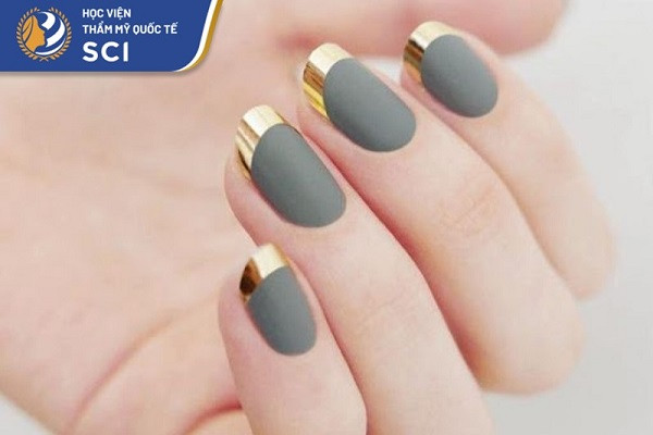 Móng tay sơn nhám màu xám tro thanh lịch, phù hợp cho những cô nàng tinh tế