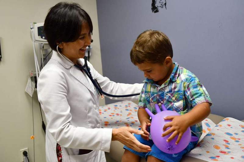 Móng tay trẻ có vệt trắng ngang cần thăm khám bác sĩ khi có dấu hiệu bất thường