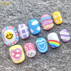 Móng tay trẻ em đẹp với các họa tiết nail cầu vồng được kết hợp hài hòa