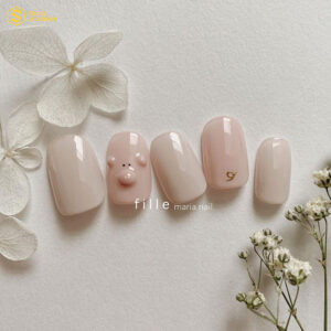 Móng tay trẻ em đẹp với họa tiết heo đơn giản nhưng tinh tế