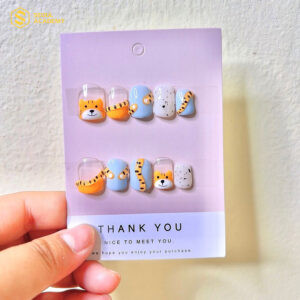 Móng tay trẻ em đẹp với mẫu nail đơn giản hình hổ đáng yêu