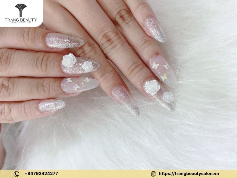 Khám Phá Các Mẫu Vẽ Hoa Móng Tay Đẹp Tuyệt Mỹ Cho Phái Nữ Móng tay trong suốt nhẹ nhàng và tinh tế