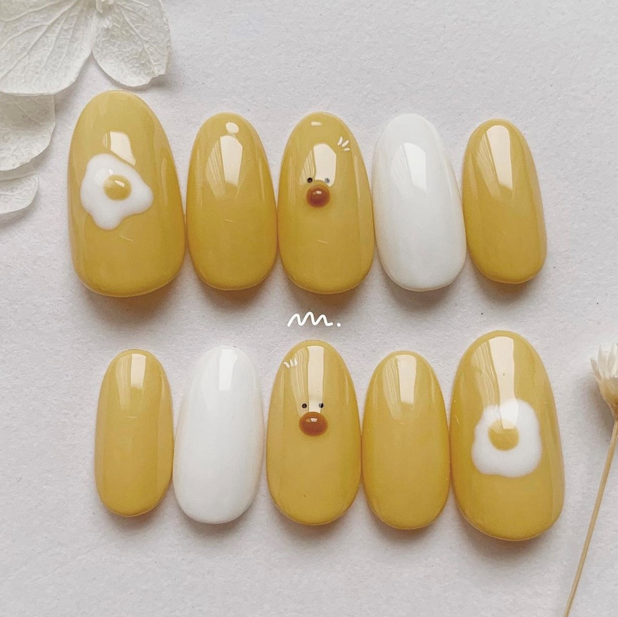 Móng tay vẽ hình gà con và hoa cúc nhỏ xinh