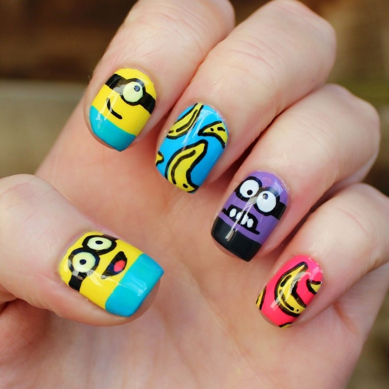 Móng tay vẽ hình Minions với biểu cảm hài hước trên nền vàng