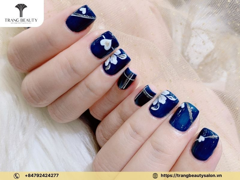 Móng tay vẽ hoa cho móng ngắn đơn giản và tinh tế
