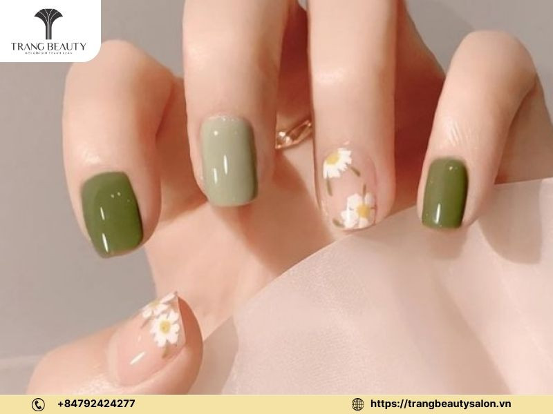 Móng tay vẽ hoa dáng vuông ấn tượng và thanh lịch