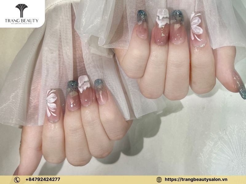 Móng tay vẽ hoa đẹp màu nâu sang trọng và quyến rũ