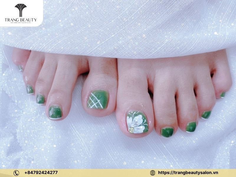 Móng tay vẽ hoa hình oval thanh lịch kết hợp hoa đẹp mắt