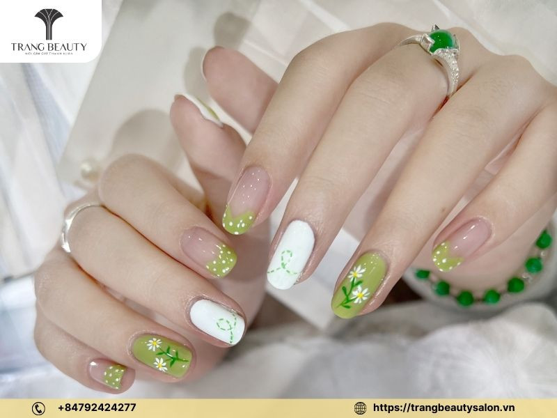 Móng tay vẽ hoa nhí đáng yêu với cánh hoa nhỏ xinh