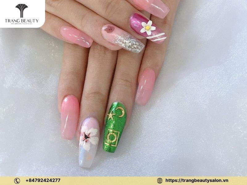 Móng tay vẽ hoa nude hiện đại và sang trọng