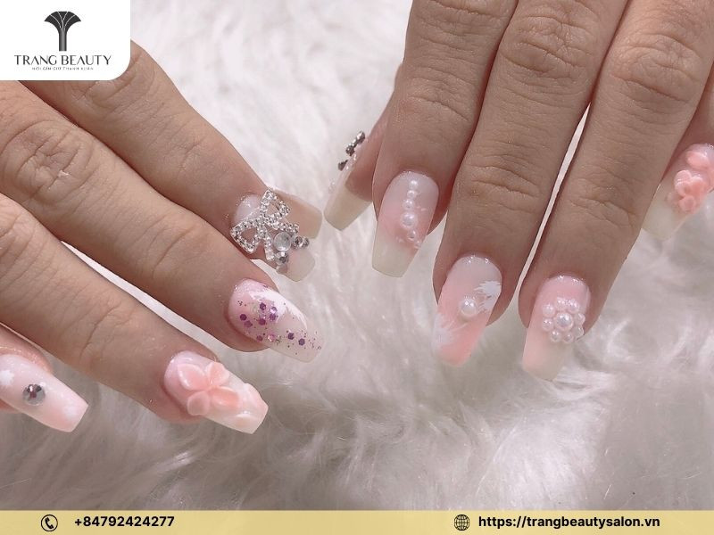 Móng tay vẽ hoa tone hồng thanh lịch và tinh tế