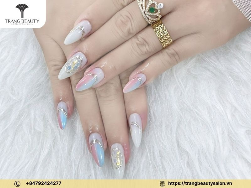 Móng tay vẽ hoa trong suốt tạo hiệu ứng gradient đẹp mắt