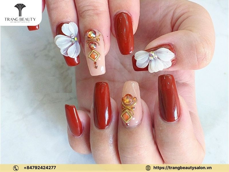 Móng tay vẽ hoa tuyết tone đỏ rực rỡ và sang trọng