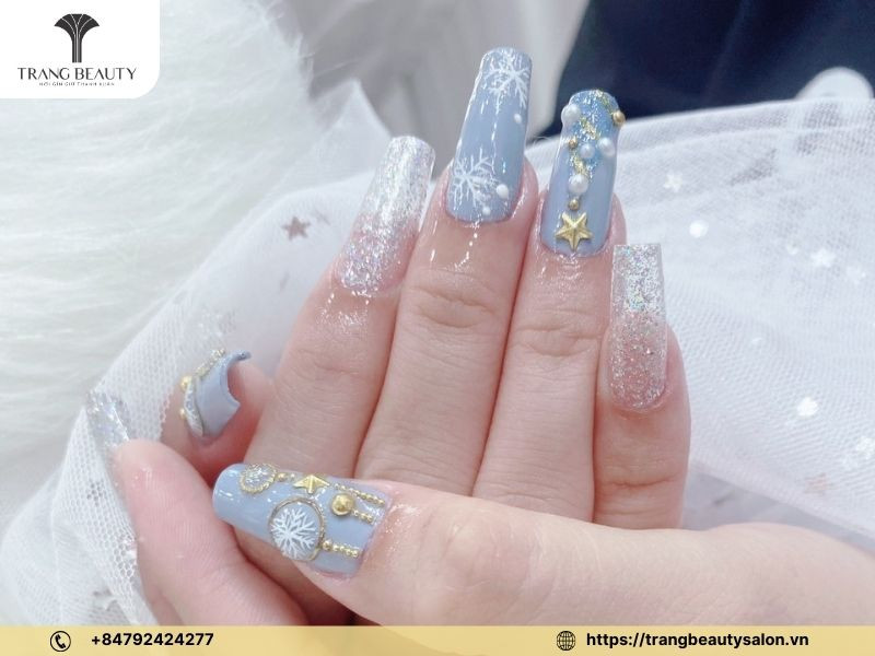Khám Phá Các Mẫu Vẽ Hoa Móng Tay Đẹp Tuyệt Mỹ Cho Phái Nữ Móng tay vẽ hoa xanh bình yên và tươi mới