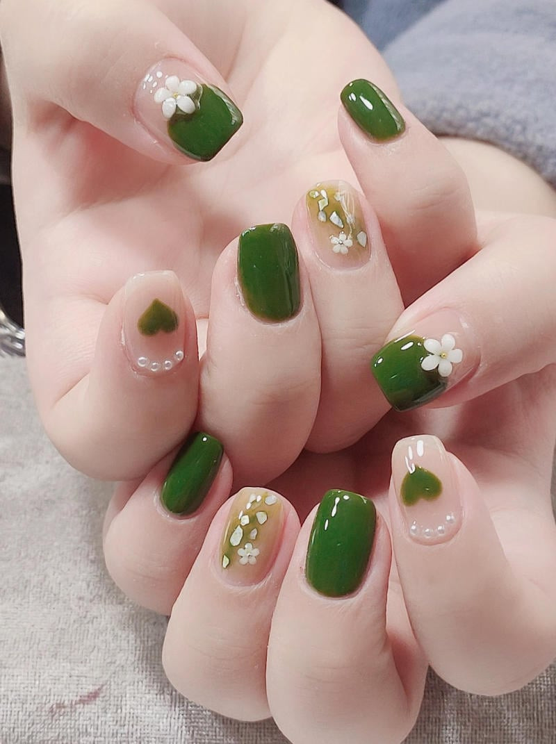 Móng tay xanh lá cây đậm trơn
