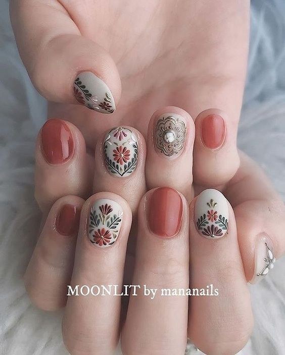 Một bàn tay đang chăm sóc móng bằng kem dưỡng ẩm