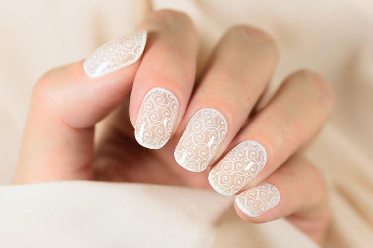Một bàn tay đang dũa móng tay hình oval (squoval)
