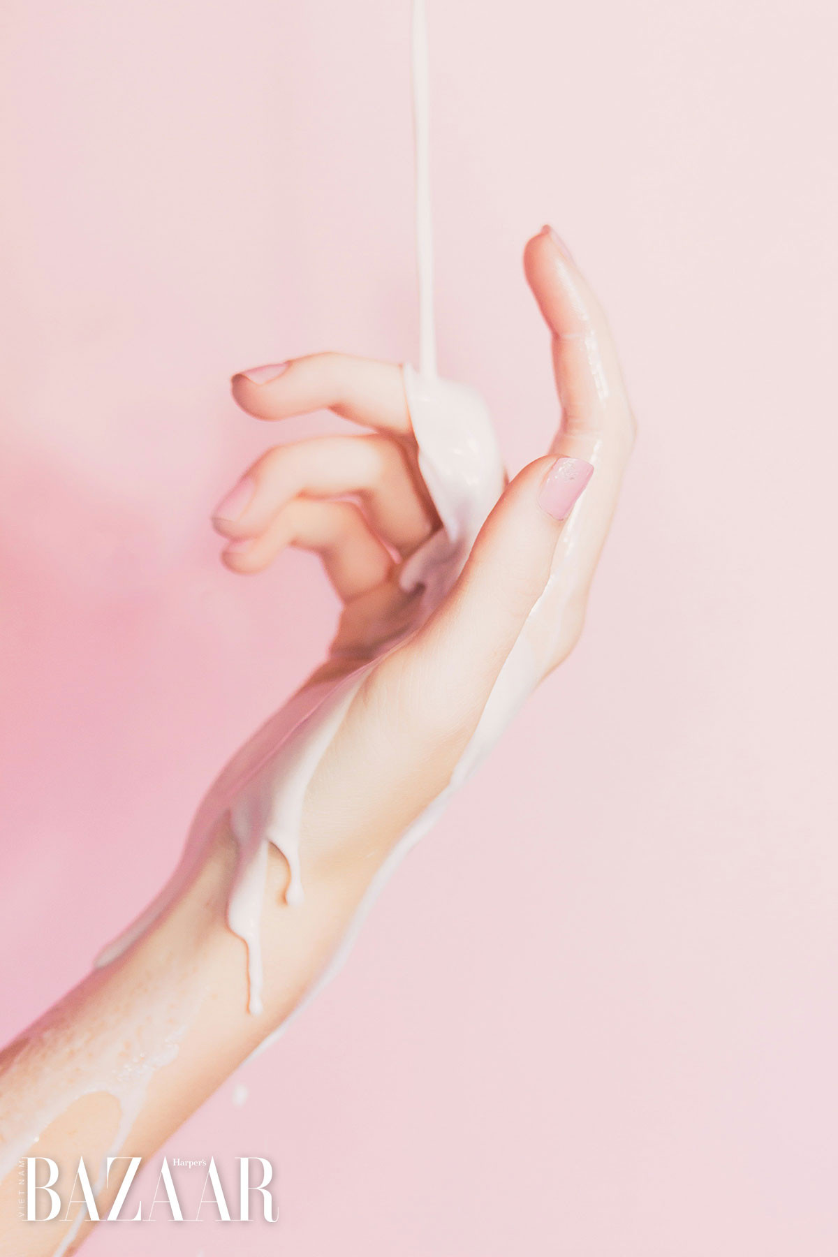 Một bàn tay đang thoa kem dưỡng ẩm, minh họa cách chăm sóc da tay để tránh khô rát khi dùng sơn móng tay gel.