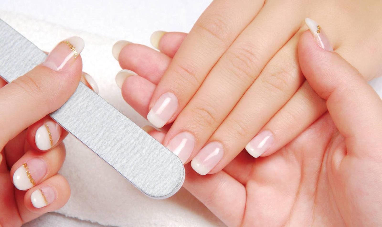 Một bàn tay được chăm sóc trong quy trình manicure cơ bản, biểu tượng của sự vệ sinh và làm đẹp móng tay.